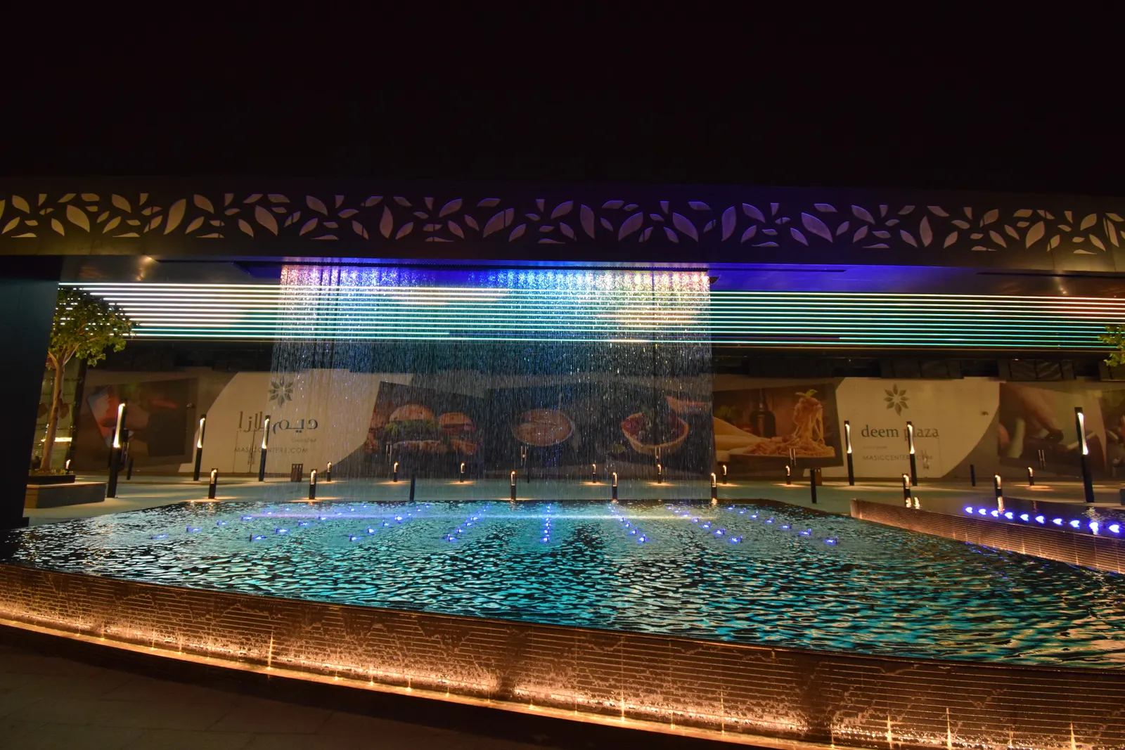 Water curtain feature with lighting